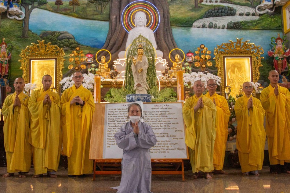 Quyển kinh A Mi Đà khổ lớn, chữ dát vàng được Phật tử dâng lên cúng dường Quyển kinh A Mi Đà khổ lớn, chữ dát vàng được Phật tử dâng lên cúng dường