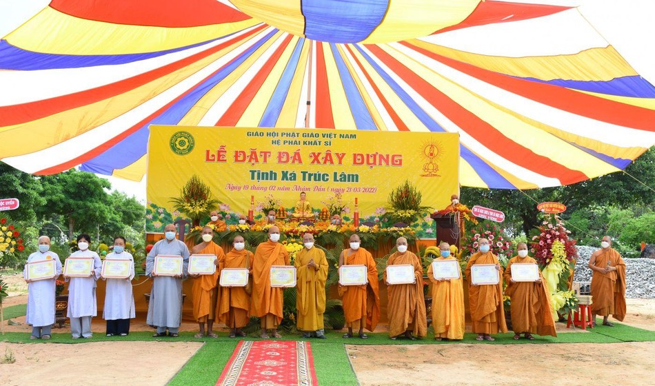 Trao Bằng công đức