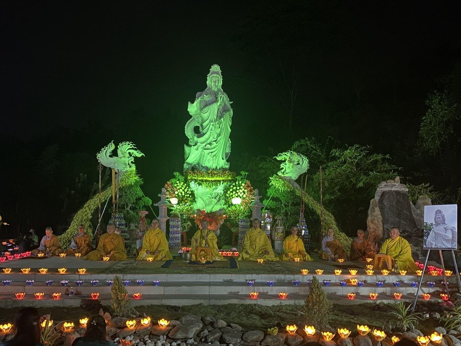 Lễ hoa đăng mừng khánh đản Bồ-tát Quan Thế Âm Lễ hoa đăng mừng khánh đản Bồ-tát Quan Thế Âm