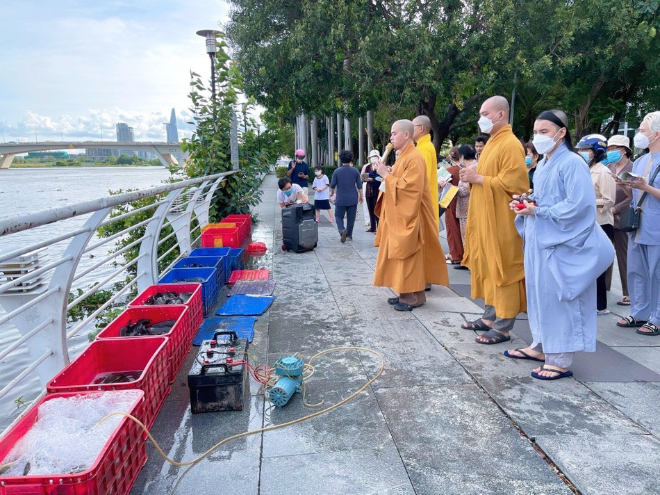 Chư Tăng làm lễ chú nguyện trước khi phóng sanh Chư Tăng làm lễ chú nguyện trước khi phóng sanh