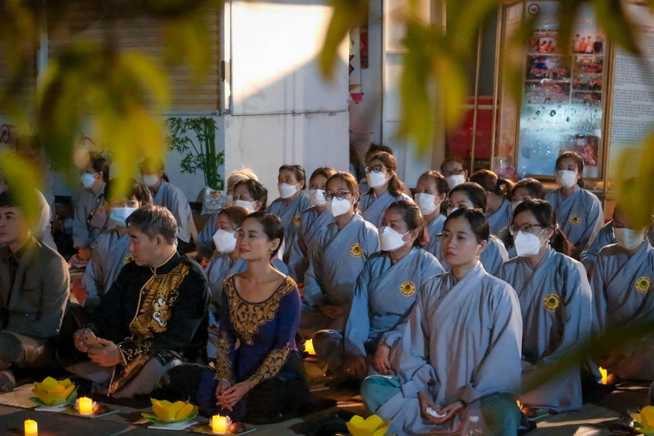 Các Phật tử tham dự đêm thiền trà, thắp hoa đăng Các Phật tử tham dự đêm thiền trà, thắp hoa đăng