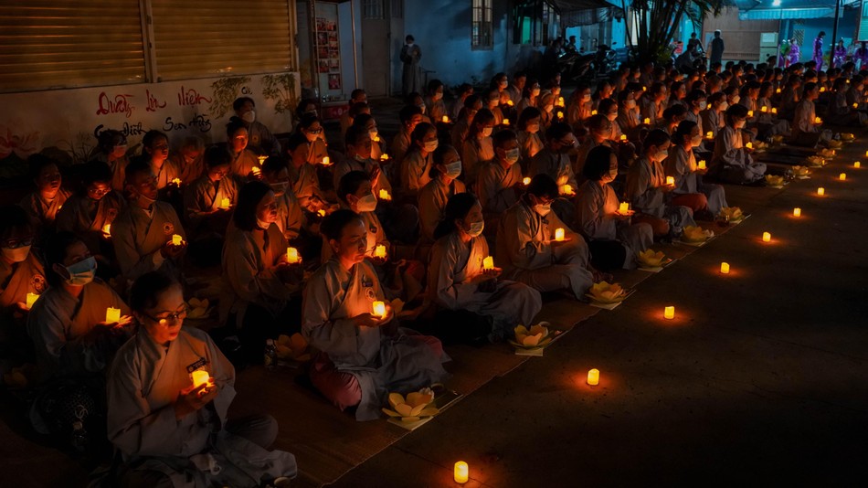 Thắp nến tưởng niệm, cầu nguyện thế giới hòa bình Thắp nến tưởng niệm, cầu nguyện thế giới hòa bình