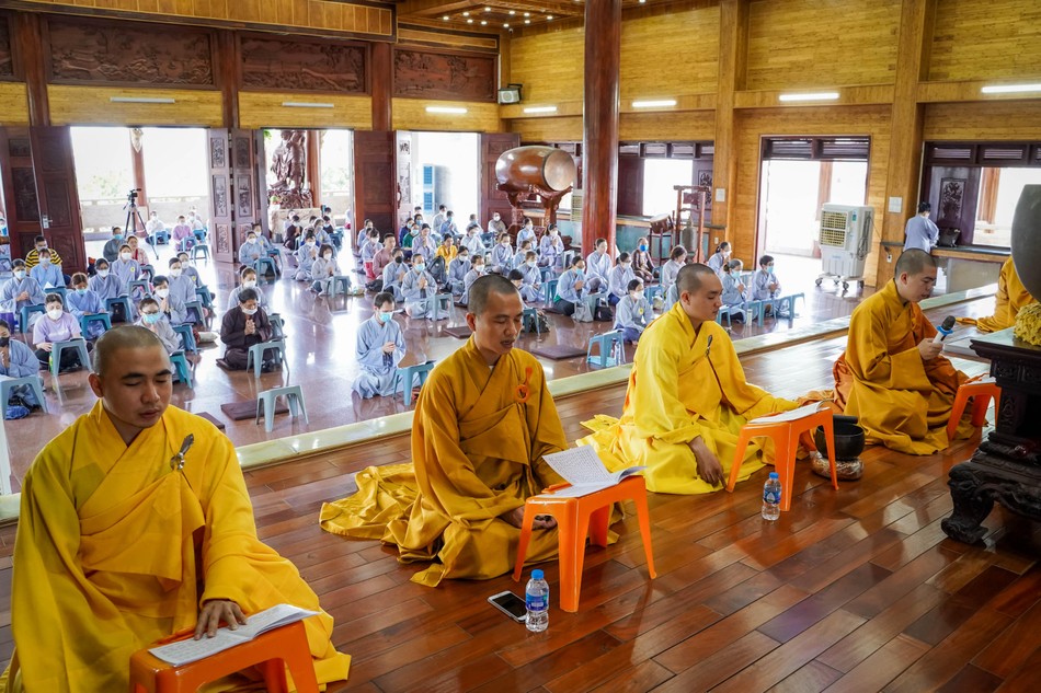 Chư Tăng và Phật tử trì tụng kinh Phổ Môn Chư Tăng và Phật tử trì tụng kinh Phổ Môn