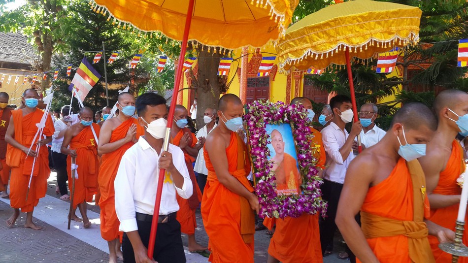 Nhiễu 3 vòng quanh chánh điện Nhiễu 3 vòng quanh chánh điện