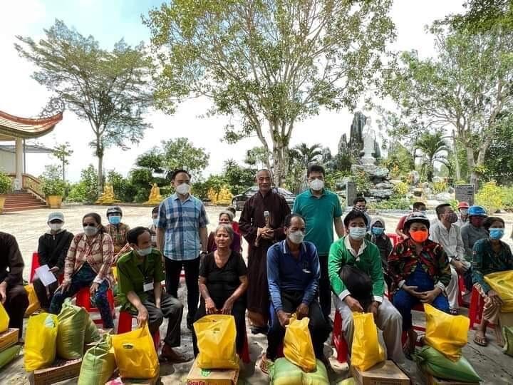 Thượng tọa Thích Thiện Quý tận tay trao quà đến người khiếm thị Thượng tọa Thích Thiện Quý tận tay trao quà đến người khiếm thị