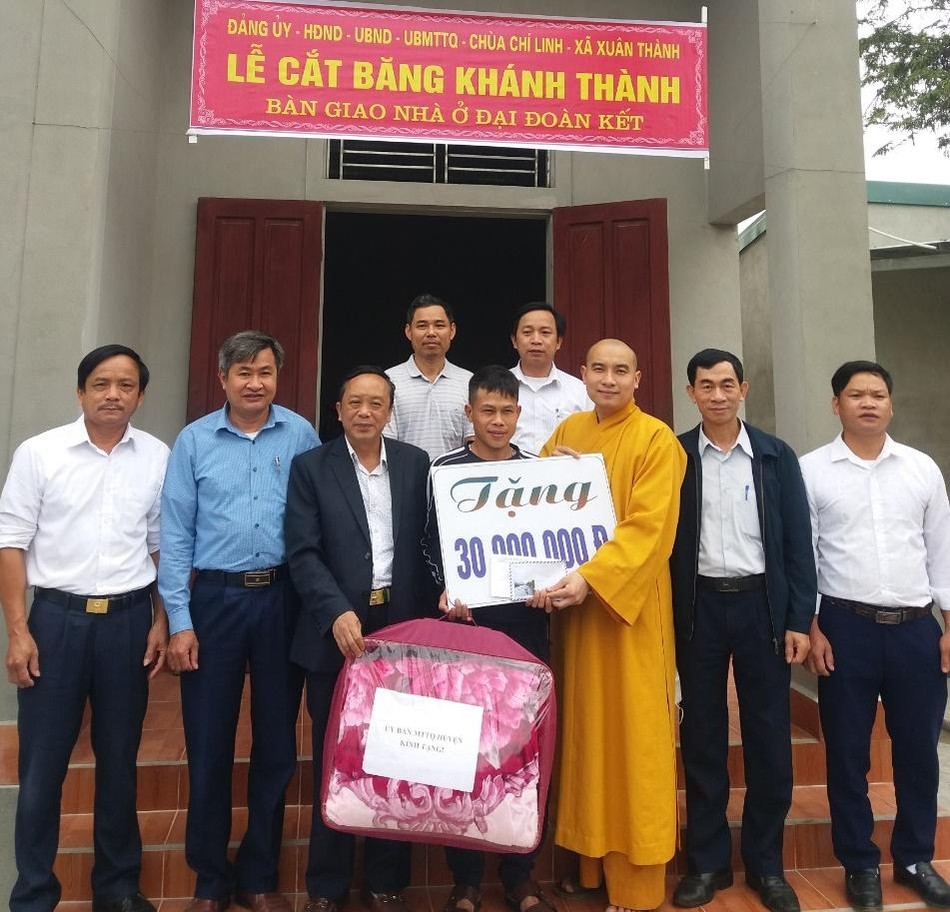 Đại đức Thích Tuệ Minh trao kinh phí 30 triệu đồng tới gia đình bà Lê Thị Côi Đại đức Thích Tuệ Minh trao kinh phí 30 triệu đồng tới gia đình bà Lê Thị Côi