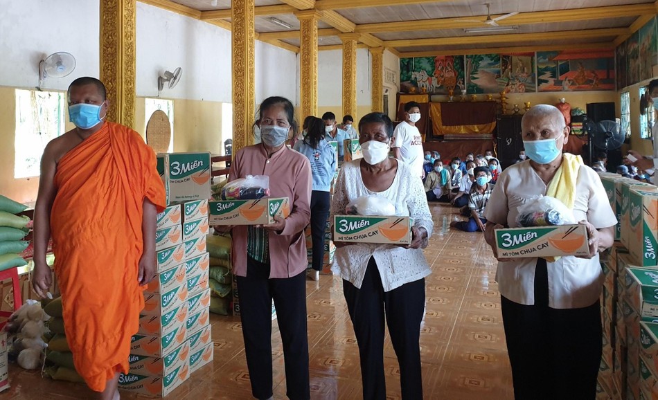 Bà con đến nhận quà tại chùa Prơm Bà con đến nhận quà tại chùa Prơm