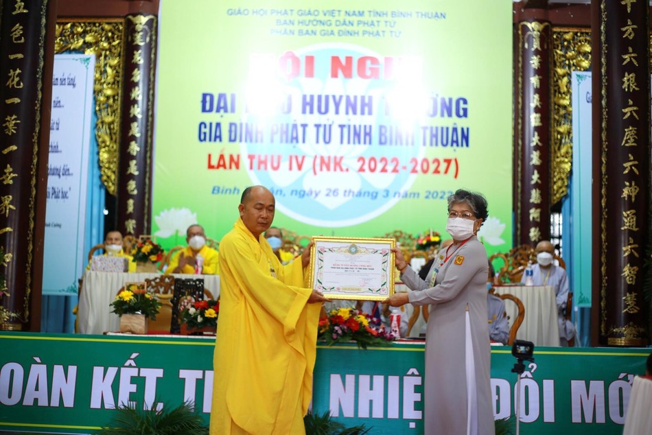 Trao Bằng tuyên dương công đức cho Ban hướng dẫn Phân ban Gia đình Phật tử tỉnh Trao Bằng tuyên dương công đức cho Ban hướng dẫn Phân ban Gia đình Phật tử tỉnh