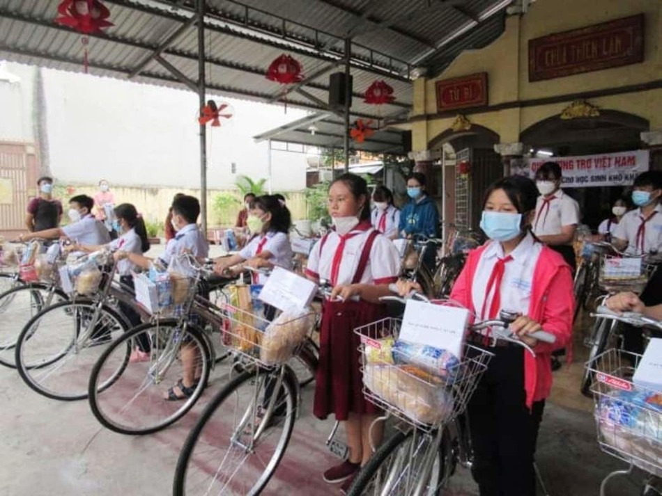 Các em học sinh có hoàn cảnh khó khăn nhận xe đạp Các em học sinh có hoàn cảnh khó khăn nhận xe đạp