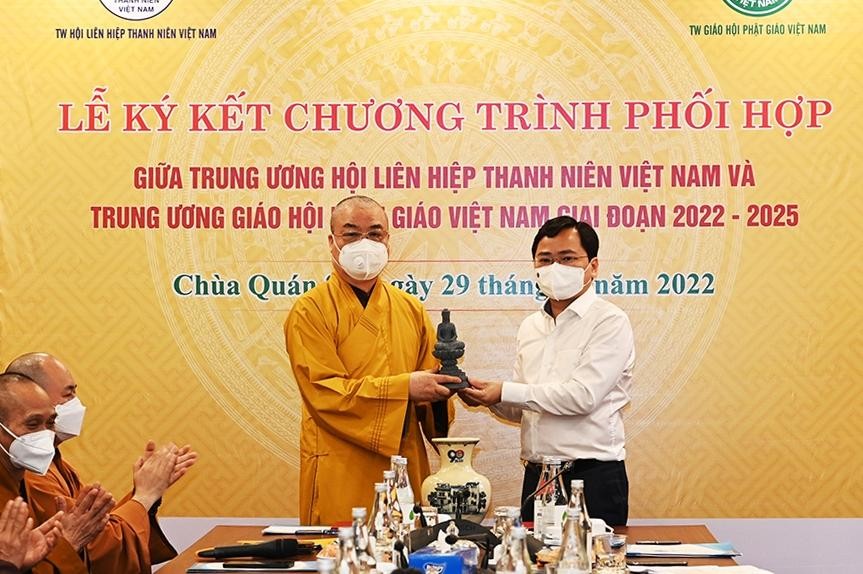 Anh Nguyễn Anh Tuấn trân trọng đón nhận tôn tượng Phật từ Hòa thượng Thích Thanh Nhiễu Anh Nguyễn Anh Tuấn trân trọng đón nhận tôn tượng Phật từ Hòa thượng Thích Thanh Nhiễu