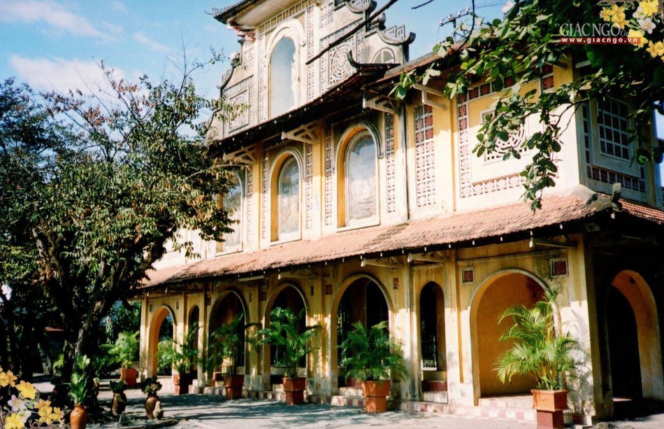 Mặt trước chánh điện chùa Vạn Đức trùng tu lần thứ nhất (1963) - Ảnh: Tư liệu Vạn Thành Mặt trước chánh điện chùa Vạn Đức trùng tu lần thứ nhất (1963) - Ảnh: Tư liệu Vạn Thành