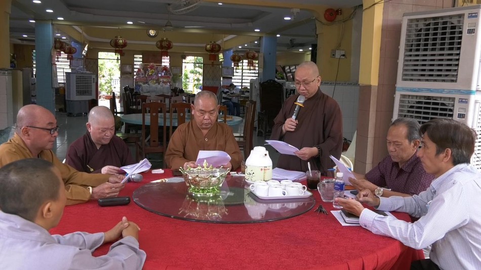 Đại đức Thích Từ Tâm đọc báo cáo Đại đức Thích Từ Tâm đọc báo cáo