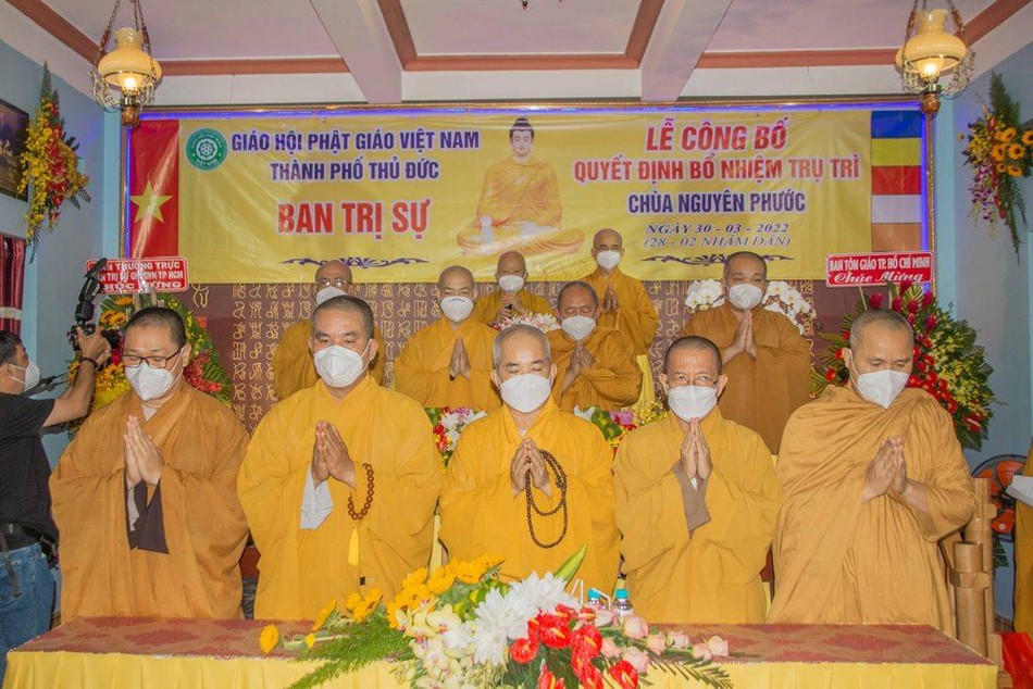 Chư tôn đức niệm Phật cầu gia hộ trước khi tiến hành buổi lễ Chư tôn đức niệm Phật cầu gia hộ trước khi tiến hành buổi lễ