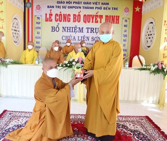 Thượng tọa Thích Huệ Đức trao con dấu chùa Liên Sơn cho Đại đức tân trụ trì Thượng tọa Thích Huệ Đức trao con dấu chùa Liên Sơn cho Đại đức tân trụ trì