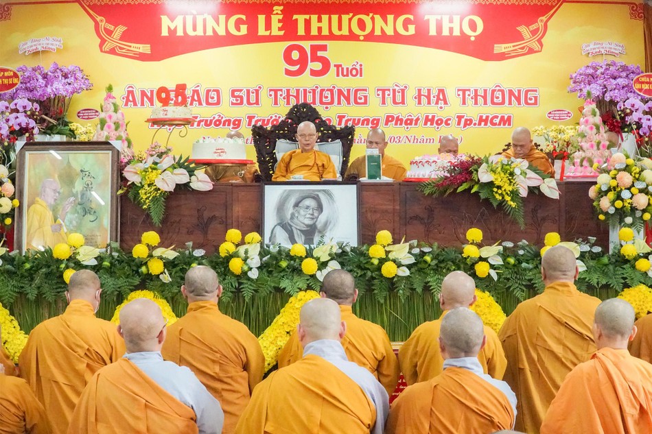 Chư tôn đức Tăng Ni đảnh lễ Trưởng lão Hòa thượng Thích Từ Thông