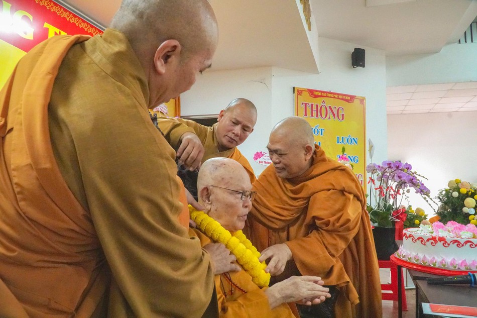 Dâng hoa mừng thượng thọ Trưởng lão Hòa thượng