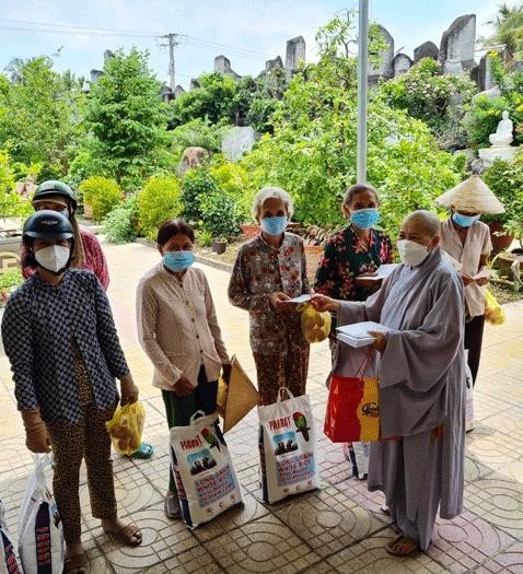 Ni sư Thích nữ Lệ Nguyệt trao quà đến bà con