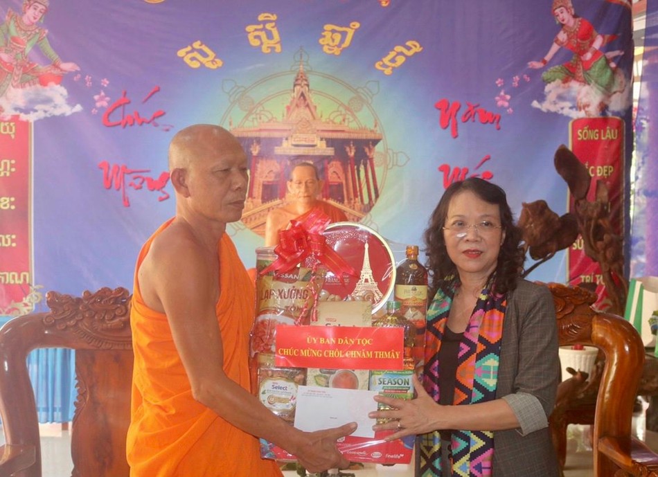 Bà Hoàng Thị Hạnh tặng quà chúc Tết Chôl Chnăm Thmây đến Hội Đoàn kết Sư sãi tỉnh Kiên Giang