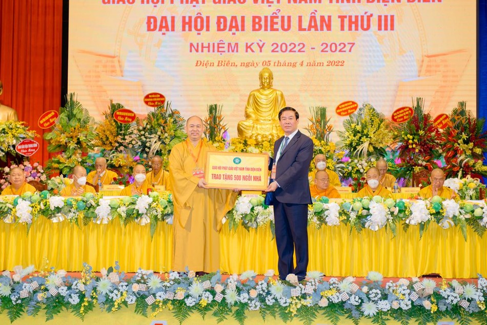 Thượng tọa Thích Đức Thiện thay mặt tân Ban Trị sự Phật giáo tỉnh Điện Biên trao bảng tượng trưng tặng 500 ngôi nhà cho các gia đình đồng bào dân tộc khó khăn Thượng tọa Thích Đức Thiện thay mặt tân Ban Trị sự Phật giáo tỉnh Điện Biên trao bảng tượng trưng tặng 500 ngôi nhà cho các gia đình đồng bào dân tộc khó khăn