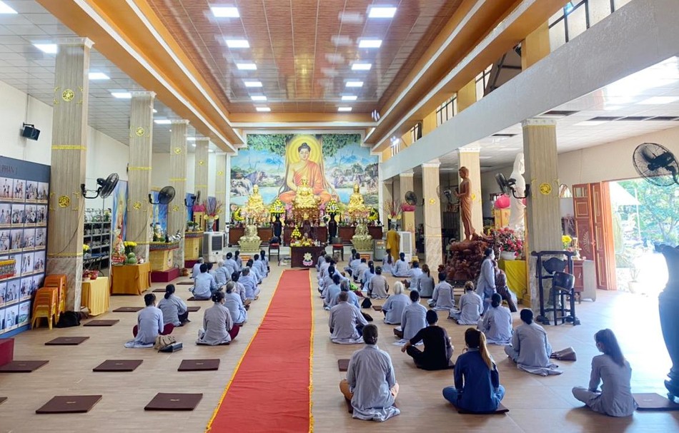 Phật tử nghe thuyết pháp