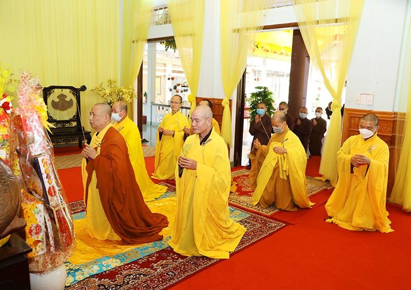 Chư tôn đức dâng hương cầu nguyện Chư tôn đức dâng hương cầu nguyện
