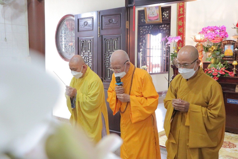 Chư tôn đức chứng minh dâng hương tưởng niệm