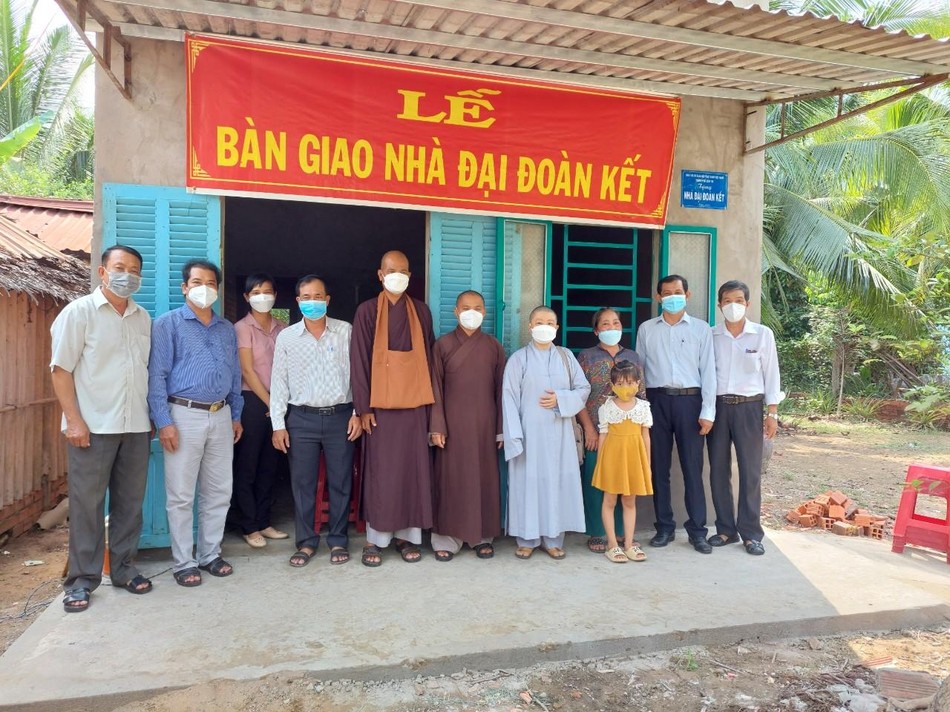 Bàn giao nhà Đại đoàn kết đến gia đình bà Dương Thị Sánh