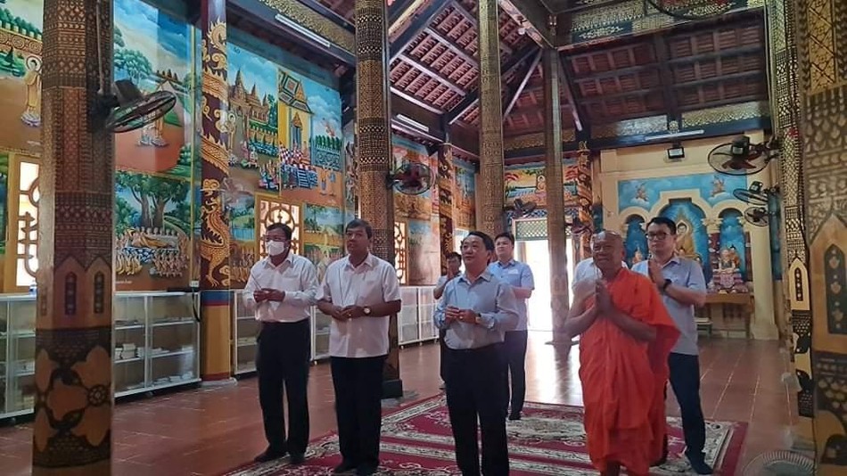 Phái đoàn thắp hương tại chánh điện chùa Âng Phái đoàn thắp hương tại chánh điện chùa Âng