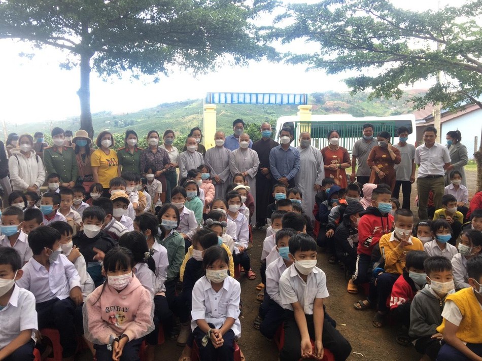 Tặng quà cho các em học sinh Tặng quà cho các em học sinh