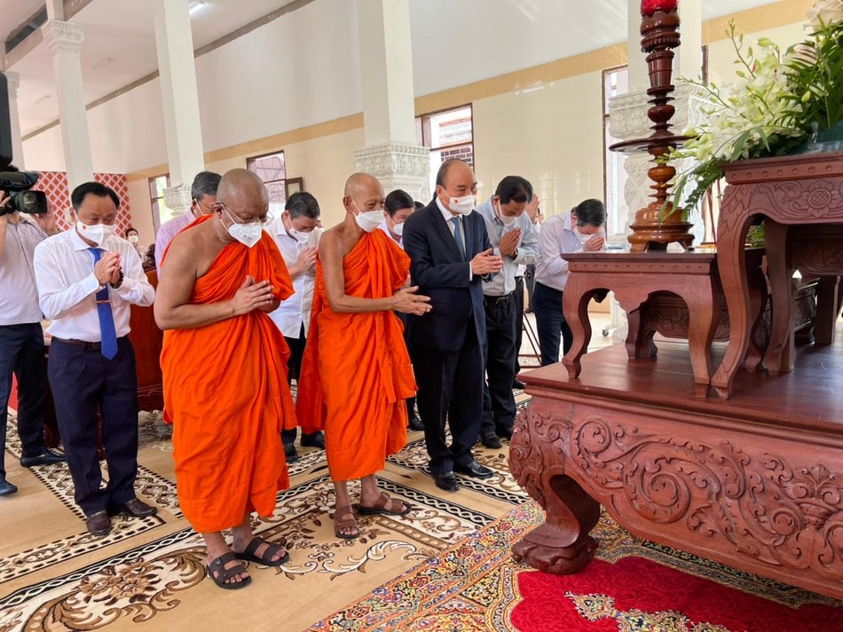 Chủ tịch nước cùng các thành viên của phái đoàn đảnh lễ Tam bảo Chủ tịch nước cùng các thành viên của phái đoàn đảnh lễ Tam bảo