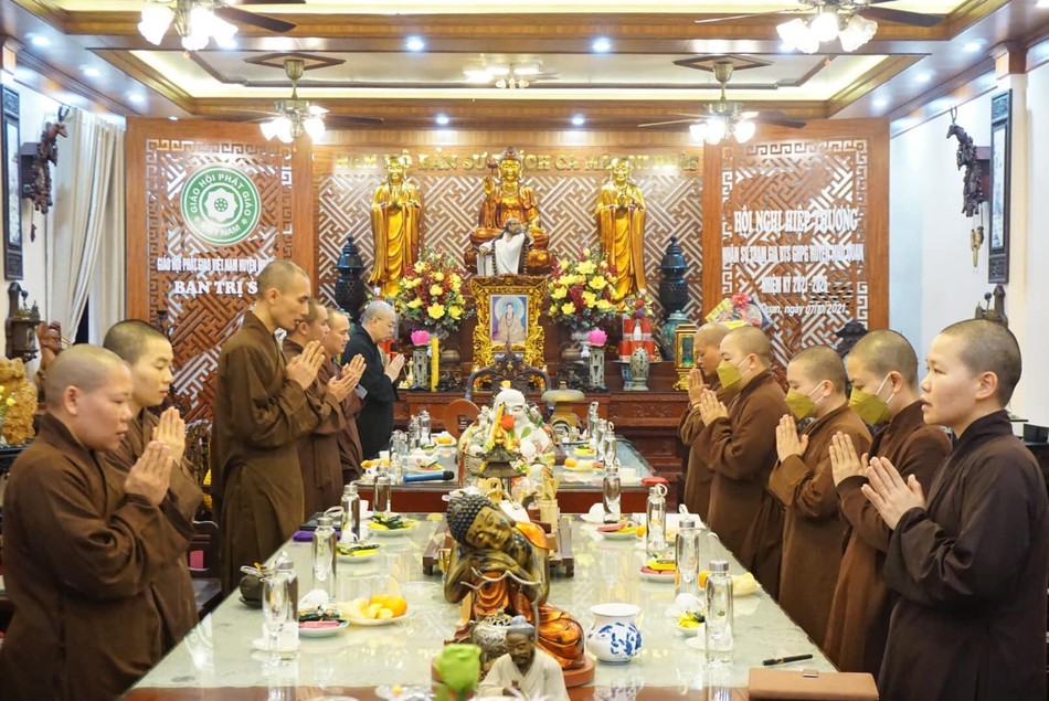 Chư Tăng Ni niệm Phật cầu gia hộ trước khi tiến hành phiên họp Chư Tăng Ni niệm Phật cầu gia hộ trước khi tiến hành phiên họp