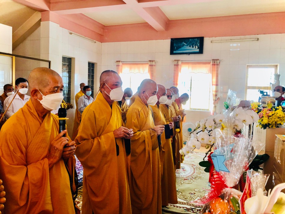 Chư tôn đức thắp hương tưởng niệm