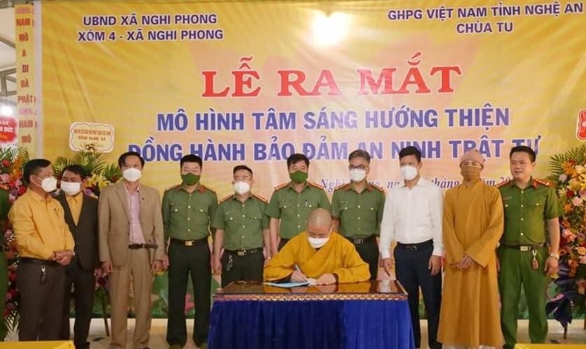 Thượng tọa Thích Thọ Lạc, trụ trì chùa Tu ký kết chương trình hoạt động với UBND xã Nghi Phong Thượng tọa Thích Thọ Lạc, trụ trì chùa Tu ký kết chương trình hoạt động với UBND xã Nghi Phong