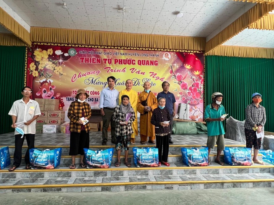 San sẻ yêu thương với người nghèo khó San sẻ yêu thương với người nghèo khó