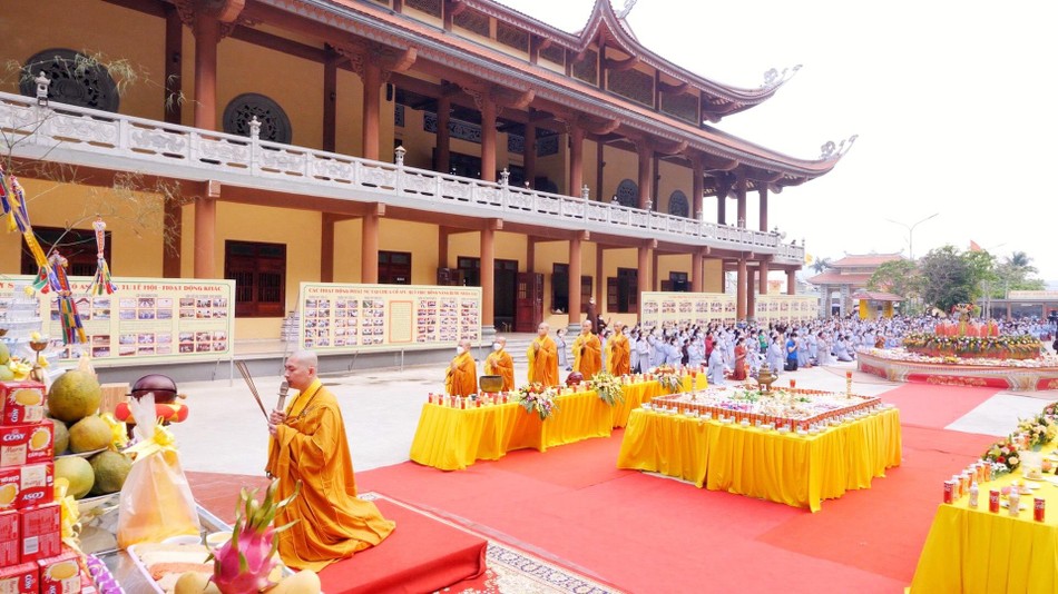 Đại đức Thích Tâm Thành niêm hương bạch Phật, chủ trì khóa lễ kỳ siêu Đại đức Thích Tâm Thành niêm hương bạch Phật, chủ trì khóa lễ kỳ siêu