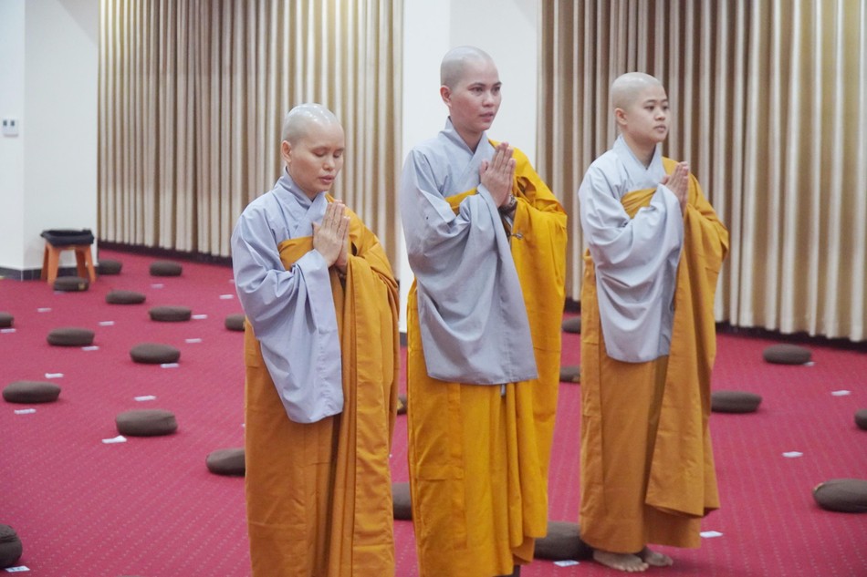 Chư Ni đến trước đại Tăng cầu giáo giới Chư Ni đến trước đại Tăng cầu giáo giới