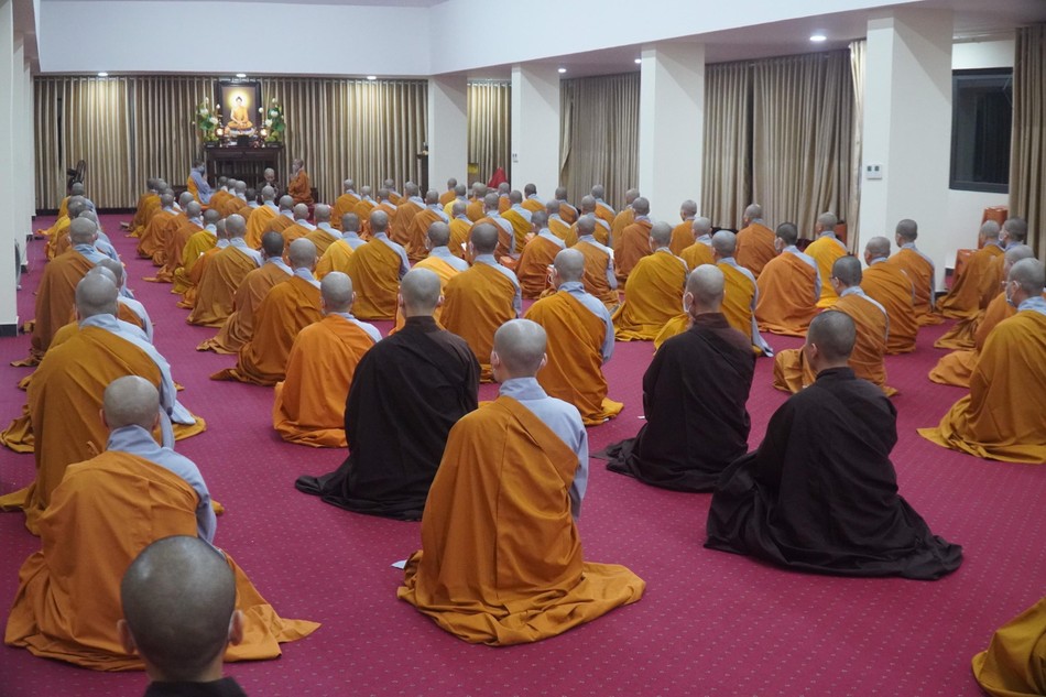 Chư Ni làm lễ bố-tát tại thiền đường 2 Chư Ni làm lễ bố-tát tại thiền đường 2