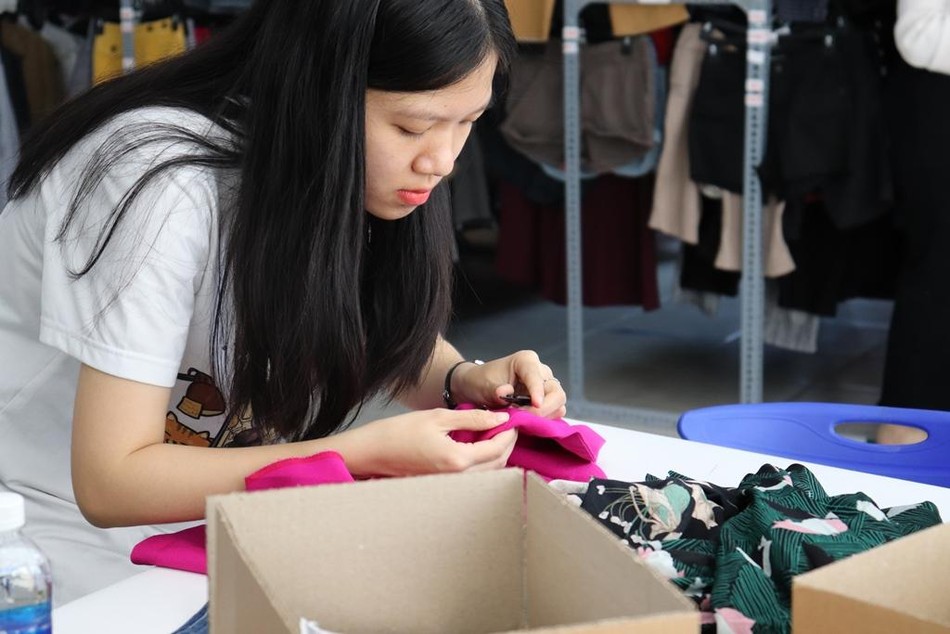 Nhiều quần áo được tái sử dụng với mục đích giúp đỡ cộng đồng, tránh lãng phí và giảm thiểu rác thải ra môi trường Nhiều quần áo được tái sử dụng với mục đích giúp đỡ cộng đồng, tránh lãng phí và giảm thiểu rác thải ra môi trường