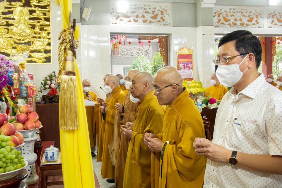 Chư tôn đức và đại diện chính quyền thắp hương tưởng niệm cố Ni trưởng Thích nữ Như Đức Chư tôn đức và đại diện chính quyền thắp hương tưởng niệm cố Ni trưởng Thích nữ Như Đức