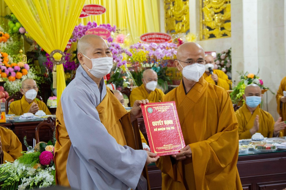 Thượng tọa Thích Thiện Quý trao quyết định bổ nhiệm trụ trì chùa Dược Sư đến Ni trưởng Thích nữ Như Trí Thượng tọa Thích Thiện Quý trao quyết định bổ nhiệm trụ trì chùa Dược Sư đến Ni trưởng Thích nữ Như Trí