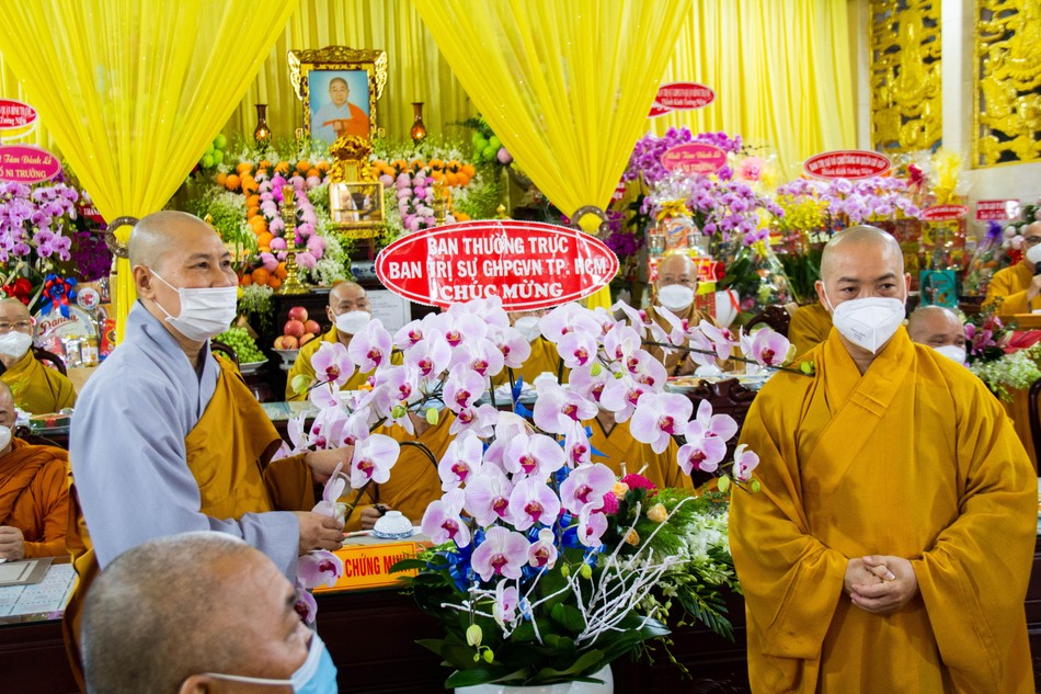 Thượng tọa Thích Quang Thạnh, Phó Thư ký kiêm Chánh Văn phòng Ban Trị sự TP.HCM thay mặt Ban Thường trực Ban Trị sự Phật giáo TP.HCM tặng hoa chúc mừng đến Ni trưởng tân trụ trì chùa Dược Sư Thượng tọa Thích Quang Thạnh, Phó Thư ký kiêm Chánh Văn phòng Ban Trị sự TP.HCM thay mặt Ban Thường trực Ban Trị sự Phật giáo TP.HCM tặng hoa chúc mừng đến Ni trưởng tân trụ trì chùa Dược Sư