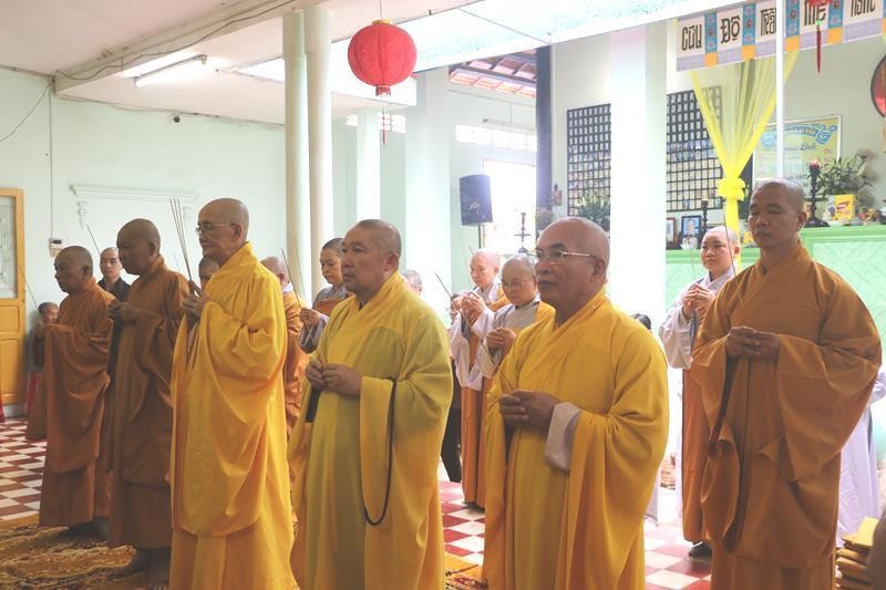 Chư Tăng, Ni thắp hương tưởng niệm