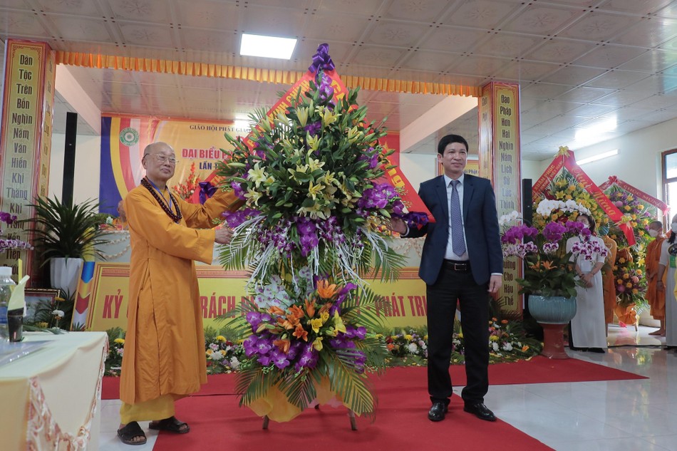 Hòa thượng Thích Tánh Nhiếp đón nhận lẵng hoa của Thủ tướng Chính phủ Phạm Minh Chính Hòa thượng Thích Tánh Nhiếp đón nhận lẵng hoa của Thủ tướng Chính phủ Phạm Minh Chính