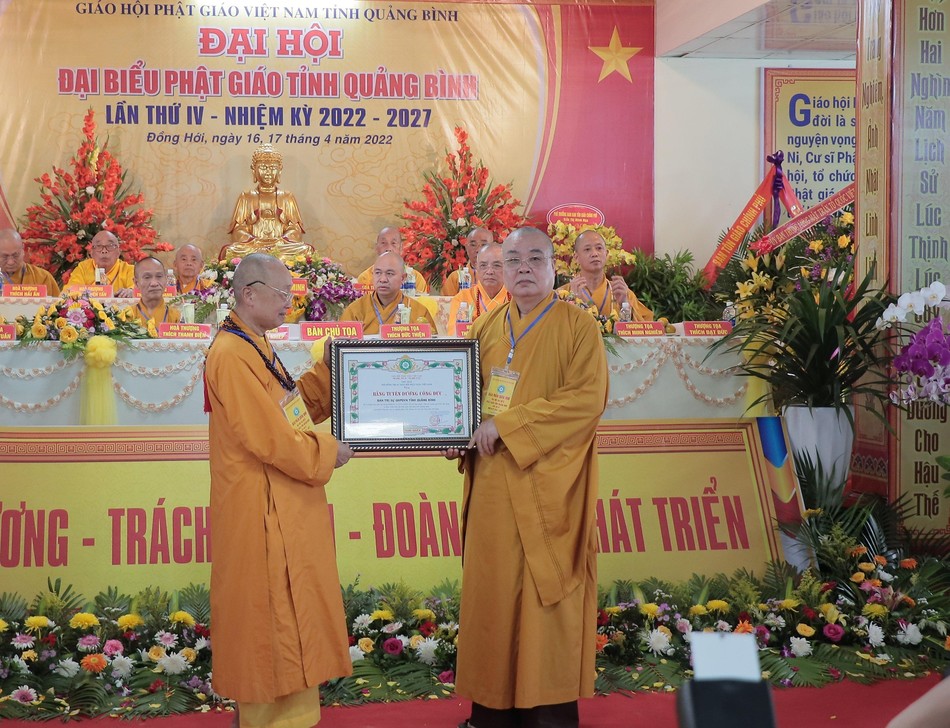 Hòa thượng Thích Thanh Nhiễu trao Bằng tuyên dương công đức đến tập thể Ban Trị sự Phật giáo tỉnh Quảng Bình Hòa thượng Thích Thanh Nhiễu trao Bằng tuyên dương công đức đến tập thể Ban Trị sự Phật giáo tỉnh Quảng Bình