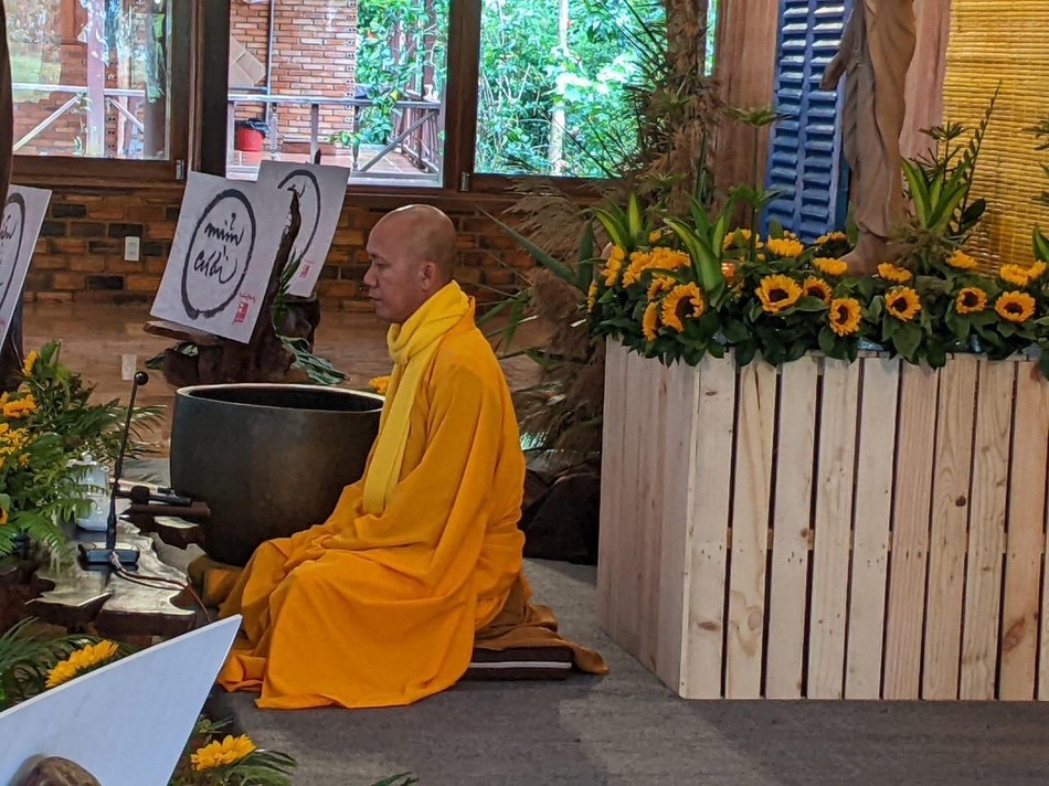 Thượng tọa Thích Minh Thành hướng dẫn các bạn trẻ thực tập thiền định Thượng tọa Thích Minh Thành hướng dẫn các bạn trẻ thực tập thiền định