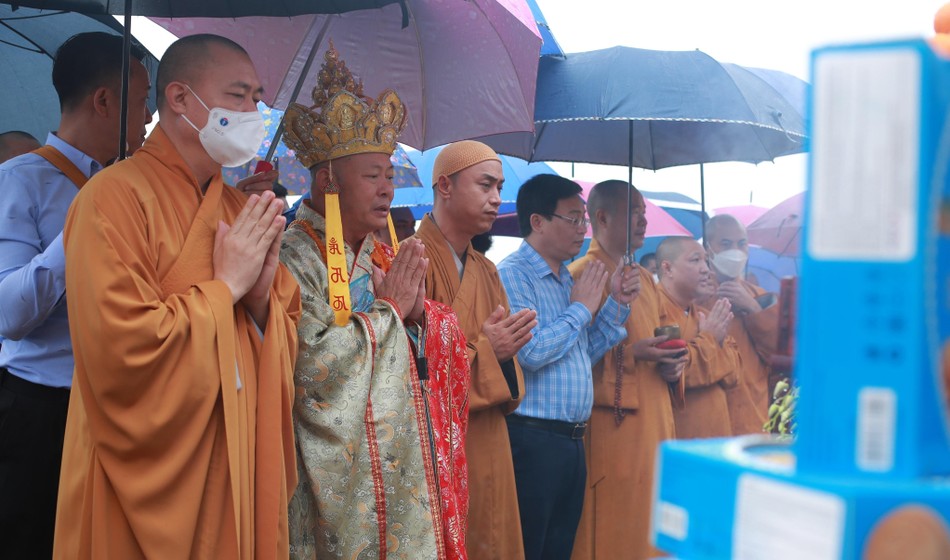 Niêm hương, bạch Phật, cầu nguyện tại lễ khởi công Niêm hương, bạch Phật, cầu nguyện tại lễ khởi công