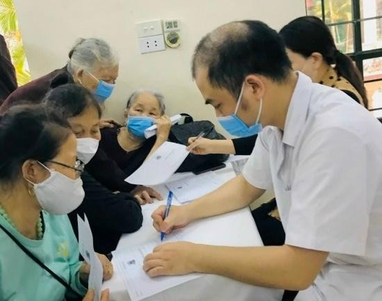 Người dân đăng ký thông tin, đo huyết áp trước khi khám chuyên sâu Người dân đăng ký thông tin, đo huyết áp trước khi khám chuyên sâu