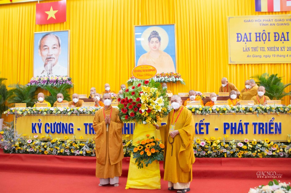 Hòa thượng Thích Thiện Pháp tặng hoa chúc mừng đại hội Hòa thượng Thích Thiện Pháp tặng hoa chúc mừng đại hội