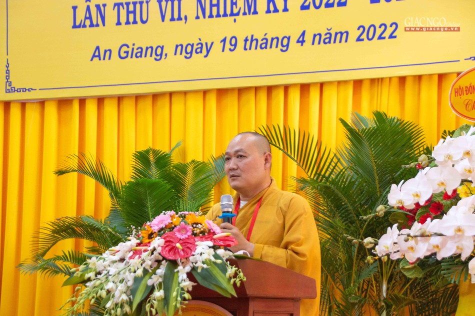 Thượng tọa Thích Viên Quang, Phó ban kiêm Chánh Thư ký trình bày báo cáo Thượng tọa Thích Viên Quang, Phó ban kiêm Chánh Thư ký trình bày báo cáo