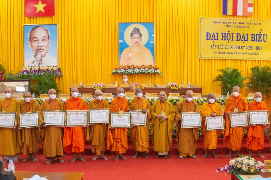 Tặng Bằng tuyên dương công đức Tặng Bằng tuyên dương công đức